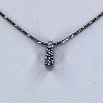 Bílozlatý přívěsek s brilianty Bílozlatý přívěsek s brilianty