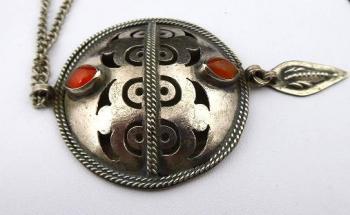 Kulatý přívěsek s karneoly a řetízkem Kulatý přívěsek s karneoly a řetízkem